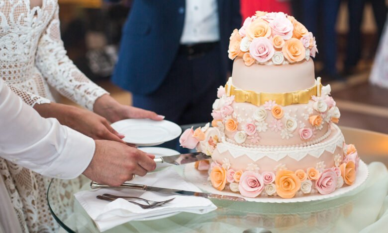 A Guide to Ordering a Classic Wedding Cake on a Budget